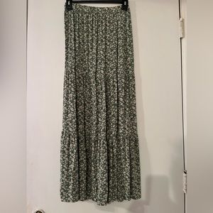 extra small women’s green with white flowers american eagle maxi skirt